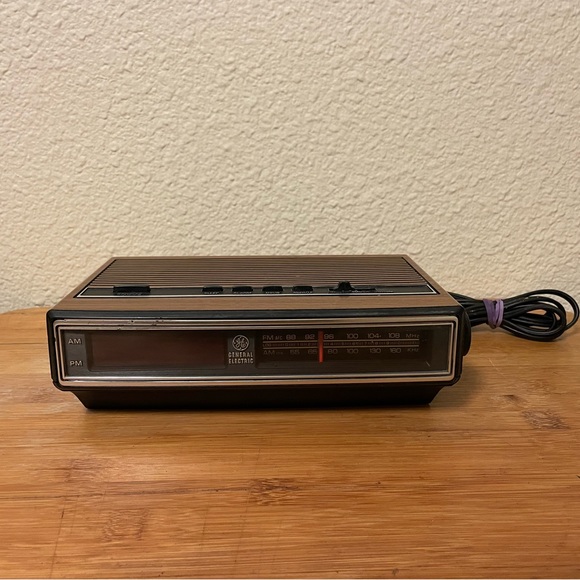 Vintage General Electric GE 7-4625F Digital Alarm Clock AM/FM Radio Woodgrain - Picture 1 of 8